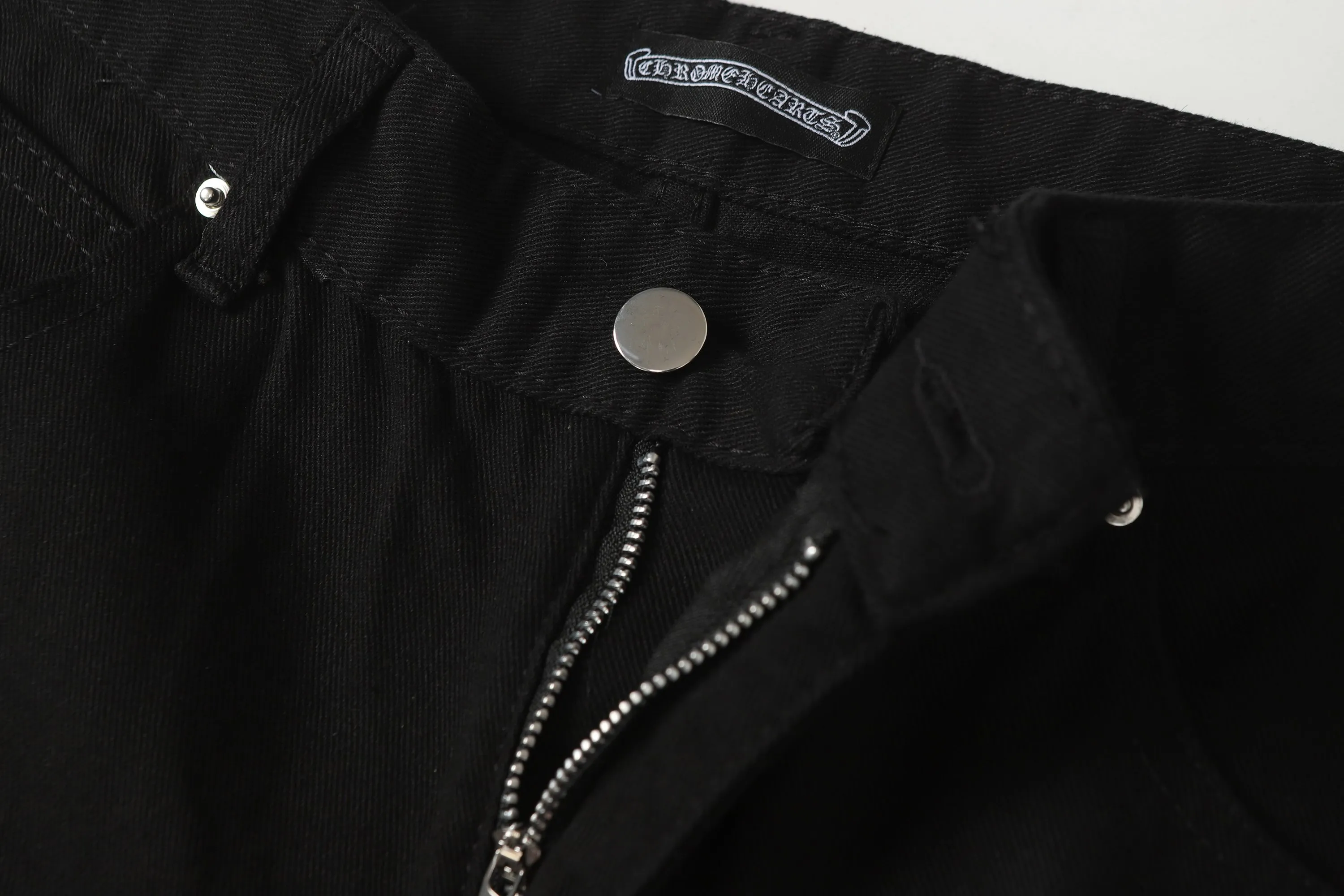 P256 Actual photo [High quality] Coding: LH977 Color: Picture color Size: S to XXXL - Chrome Hearts/Chrome Hearts Classic colored leather cross washed color cloth unisex denim trousers - Vibe style straight stacked god-level version - Carbon fine bias denim color cloth - Old vintage complete set of hardware - Chrome Hearts high version uses high ounce custom fabrics, enzyme washing and soft color fixation, soft and thick to wear The details are all produced by pure hand polishing and craftsmanship. All-over jacquard fabrics have unique design styles. Multiple processes create a full retro feel. Niche unique non-colliding shirts. Customized old spray-painted buttons. Every detail is crafted with craftsmanship. Size Pants length Waist Hips Unit cm S 98 68 100 M 99 72 104 L 100 76 108 XL 101 80 112 XXL 102 84 116 XXXL 103 88 120